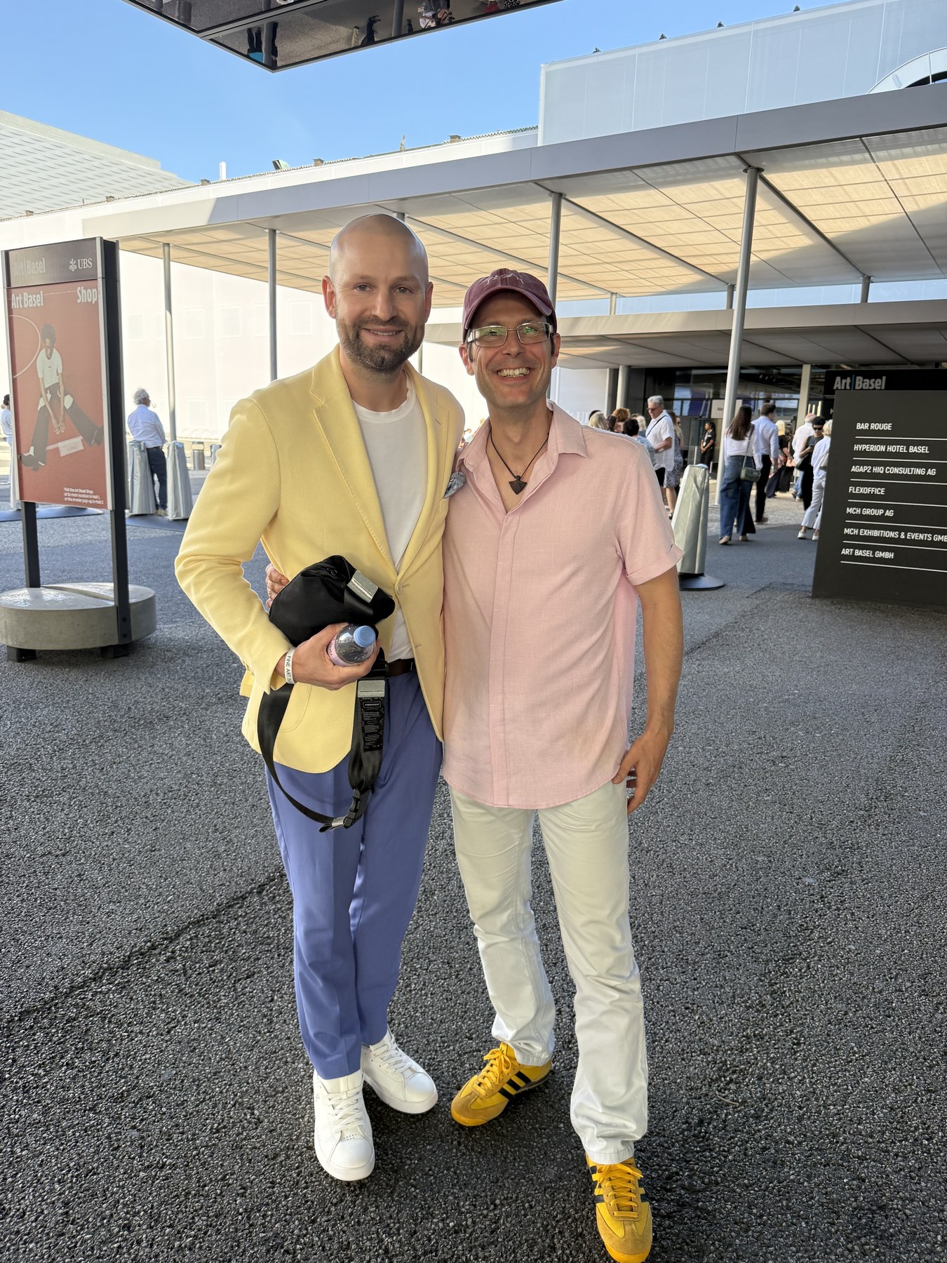 Robert Eckstein mit Marc Zimmermann vor dem Eingang der Art Basel 2026.