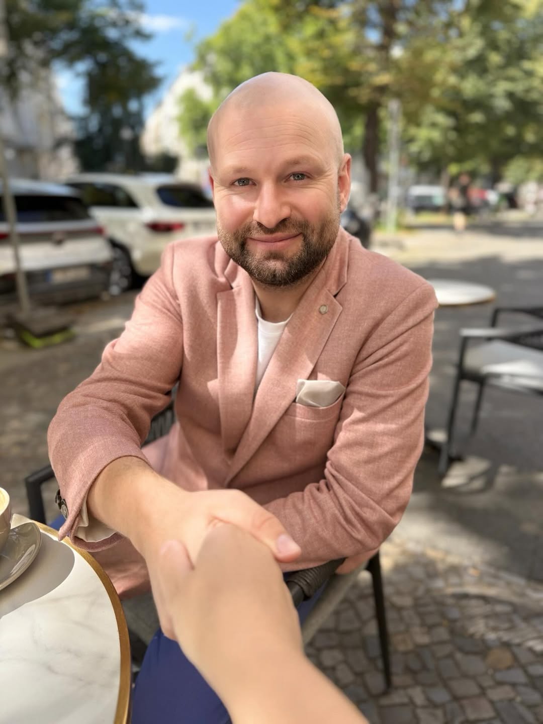 Robert Eckstein reicht im persönlichen Gespräch die Hand